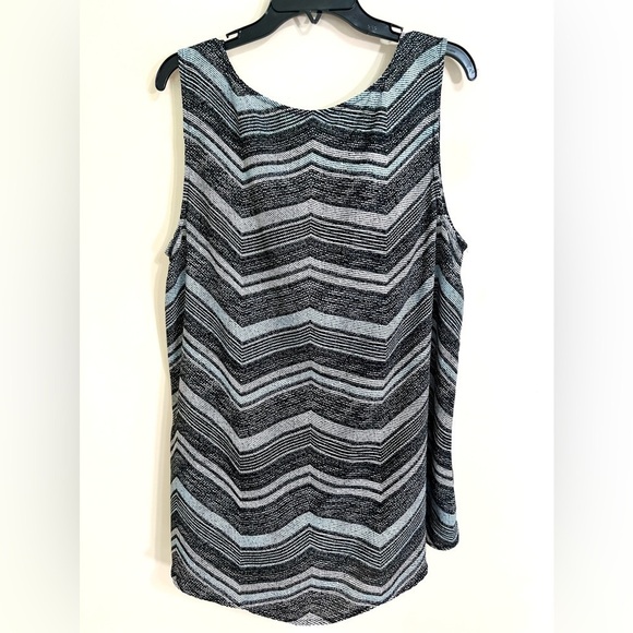TORRID Women’s V Neck Sleeveless Chevron Georgette Hi-Lo Black Tank Size 2 - Picture 7 of 10